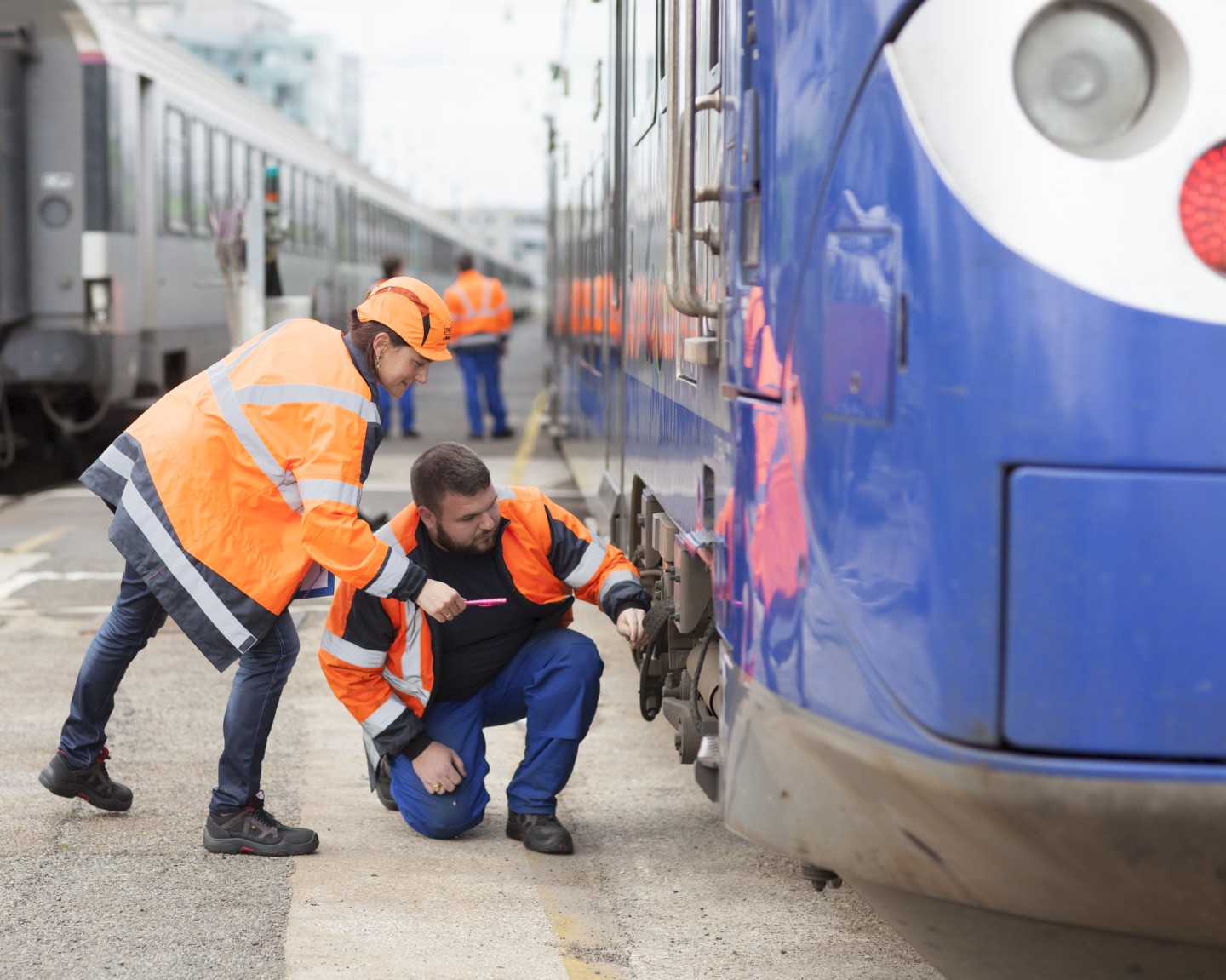 Agents à coté d'un train