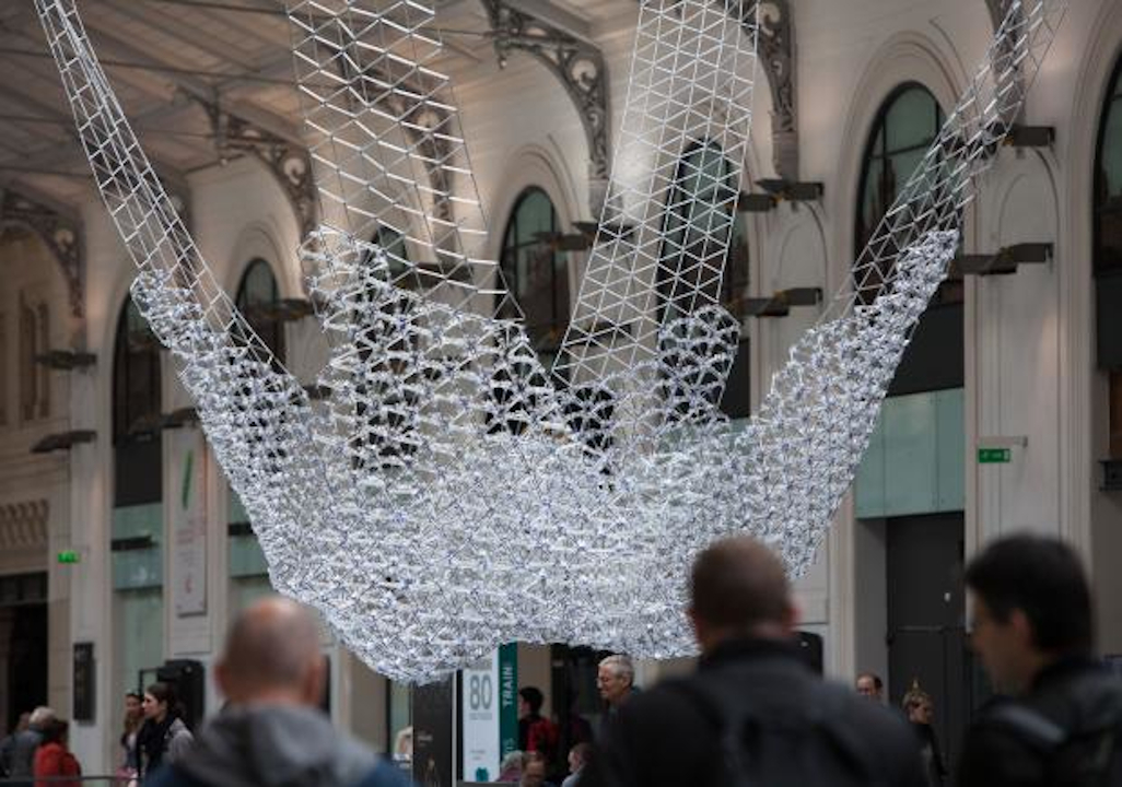 Une œuvre composée de stylos dans une gare