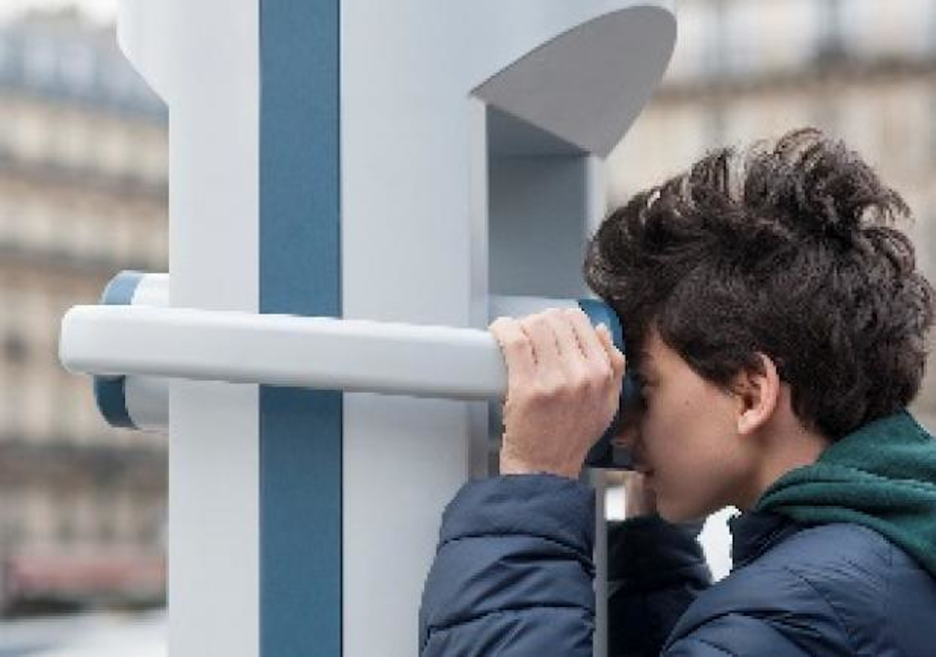 Enfant devant une borne