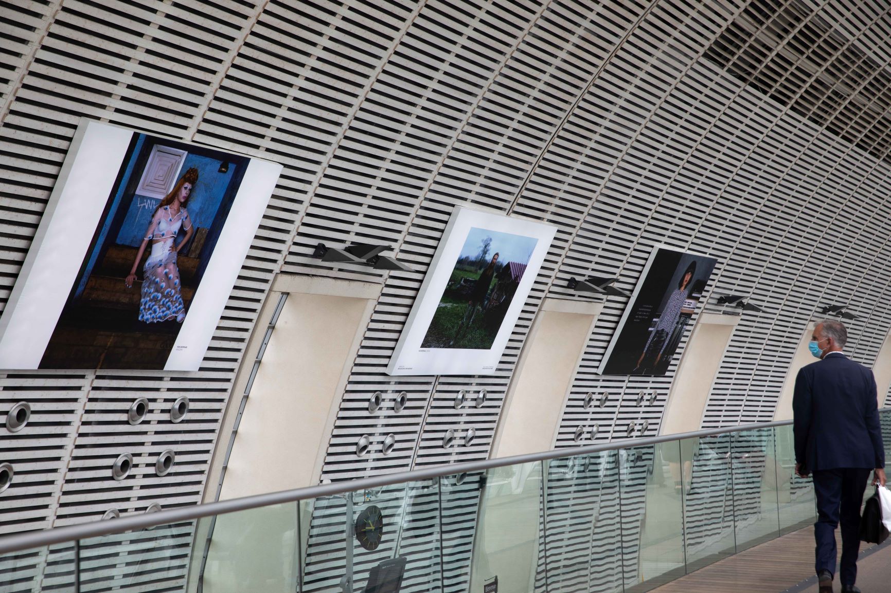 L'exposition HEXAGONE dans la gare d'Avignon-TGV