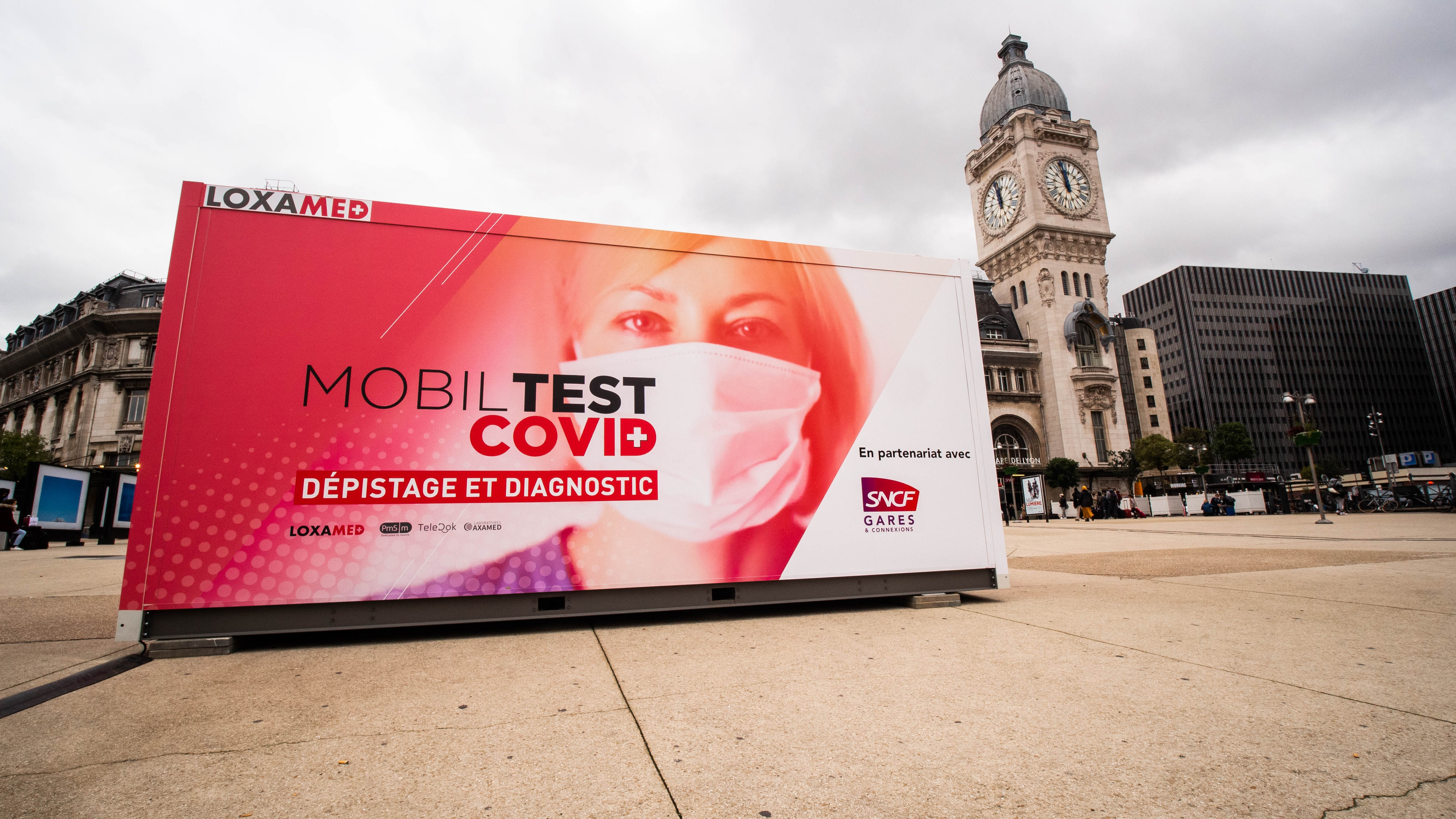 Box MobilTest sur le Parvis de Paris gare de Lyon