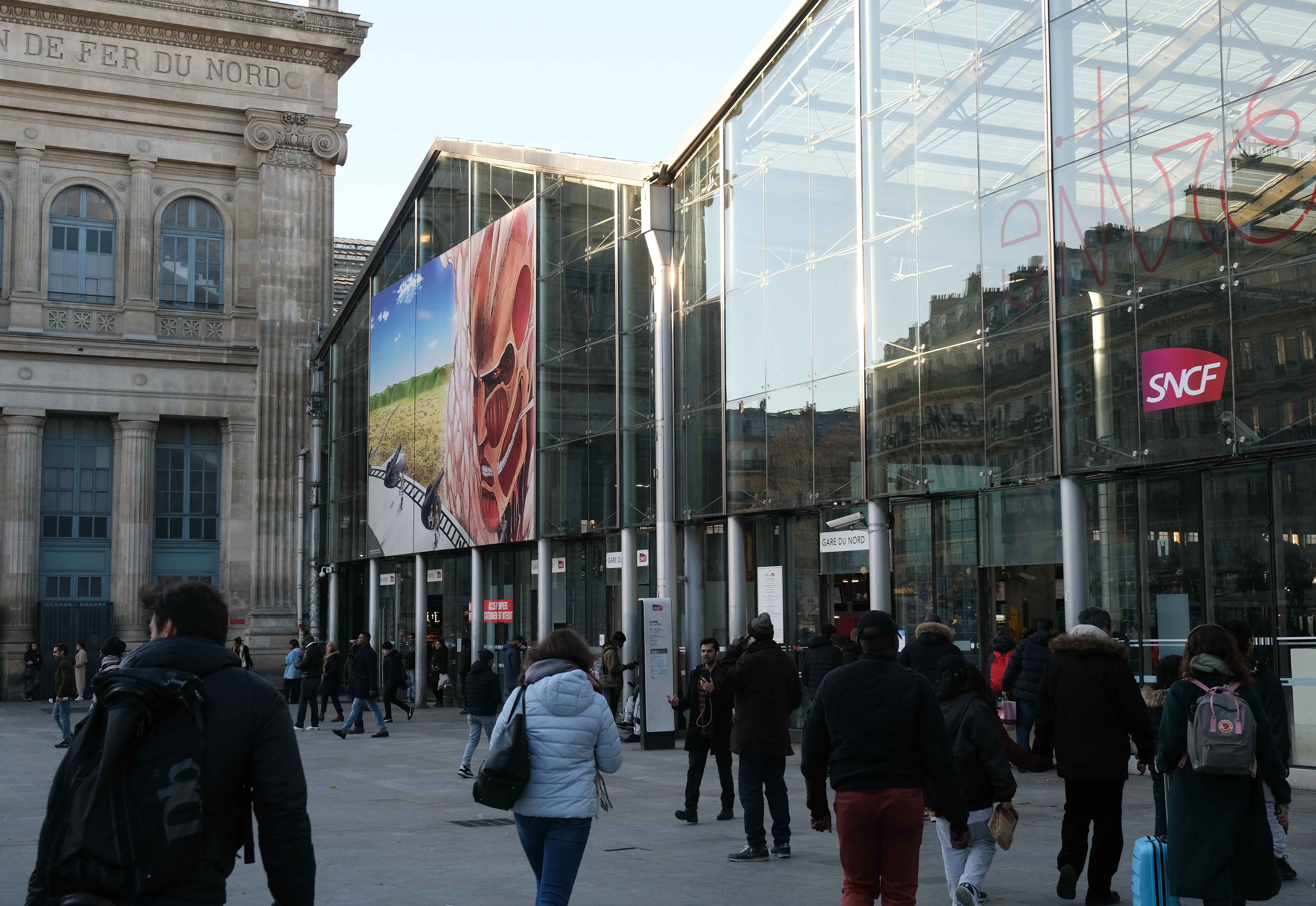 Façade de Paris Gare du Nord avec une grande affiche du manga "L'Attaque des Titans"