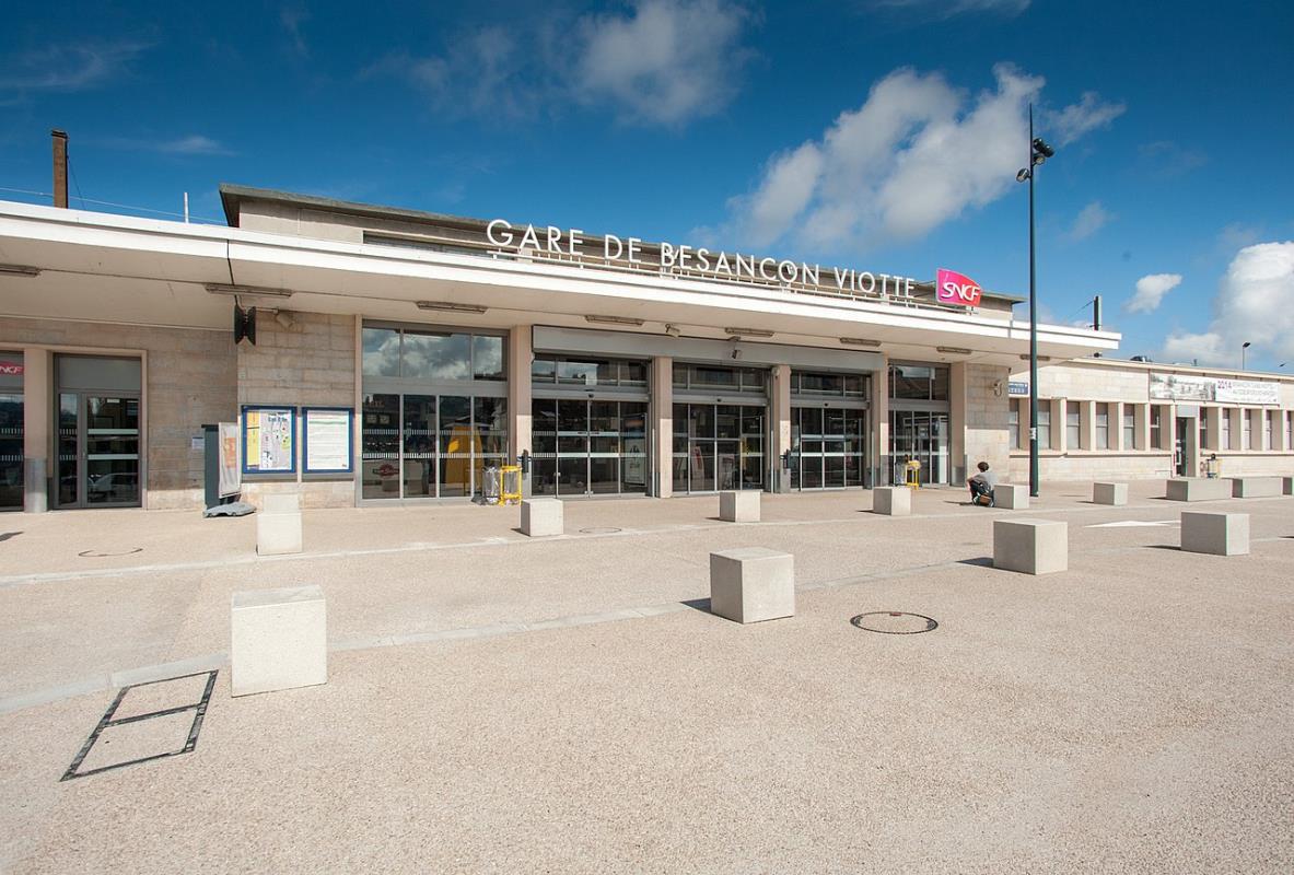 Parvis de la gare de Besançon Viotte