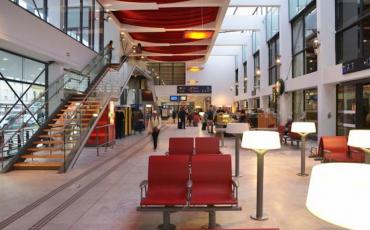 Sièges dans la gare