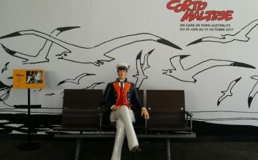 Personnage Corto maltese en gare