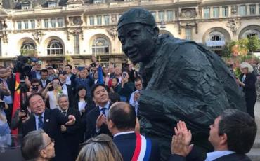 Sculpture sur le parvis