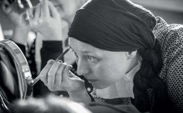 Une femme qui se maquille