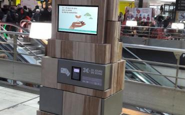 Une stèle de dons au cœur de la gare de Lyon