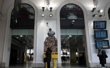 Installation street-art dans une gare
