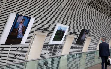 L'exposition HEXAGONE dans la gare d'Avignon-TGV