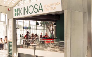 Vision du kiosque Kinosa en hall de gare