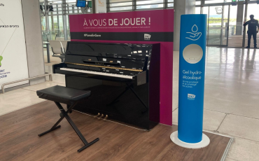 Vision de l'espace piano situé dans le Hall de gare