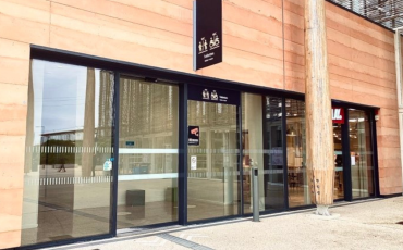 Vision de l'entrée de l'espace sanitaire (WC F/H et nurserie)