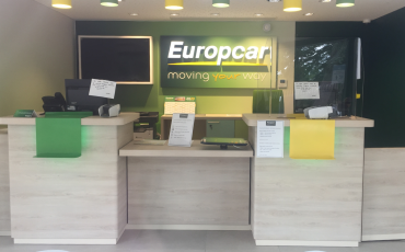 Vision du comptoir Europcar depuis l&#039;intérieur de l&#039;espace location de voiture