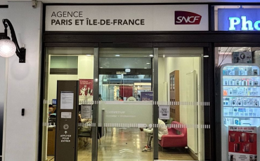Agence Service Navigo situé Dans le passage entre le quai transversal et le Hall central.