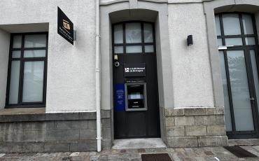 Distributeur de billets - crédit mutuel de bretagne