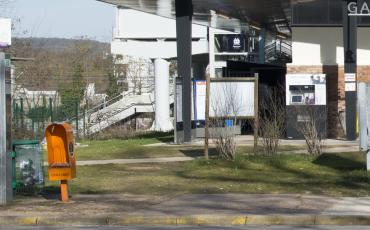 Gare des Clairières de Verneuil - Borne Transilien / Arrêt Bus / Boîte aux lettres