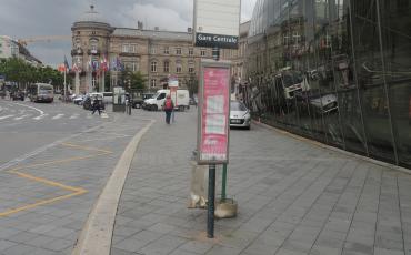 Arrêts de bus TER et en arrière plan arrêt de bus réseau 67 au départ de la gare de Strasbourg