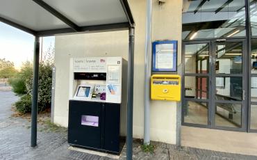 Neuville Université - Borne Transilien et Boîte aux lettres