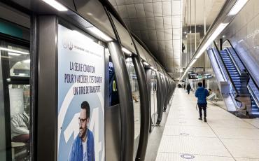 Vue sur le quai en direction d&#039;Olympiades en station Pont Cardinet de la ligne 14 du Métro Parisien
