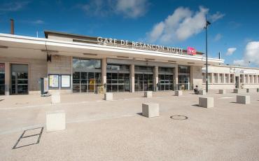 Parvis de la gare de Besançon Viotte
