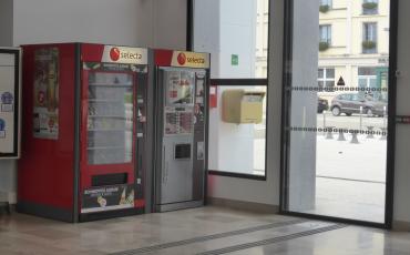Distributeurs de confiseries et de boissons chaudes