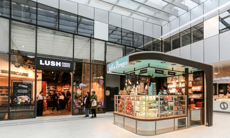 Photos montrant des commerces en gare