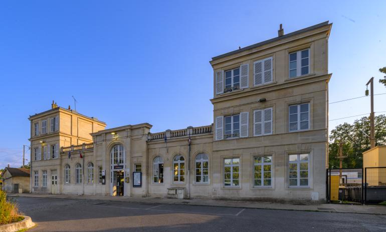 Façade de la gare Orry la ville Coye