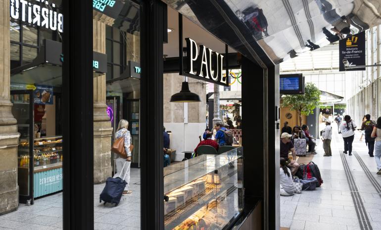 Devanture d&#039;un commerce Paul en gare
