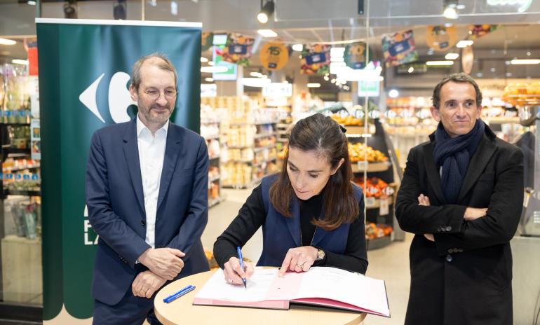 Photo de la signature par Marlène Dolveck du contrat Carrefour / Lagardère Travel Retail / SNCF Gares & Connexions