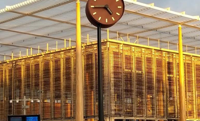 Horloge de gare et cadran solaire