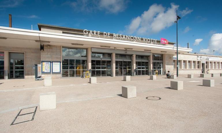 Parvis de la gare de Besançon Viotte