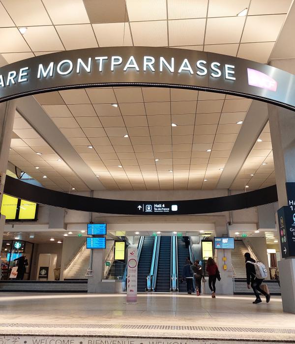 Cercle de signalétique à l'entrée de la gare Montparnasse - niveau métro