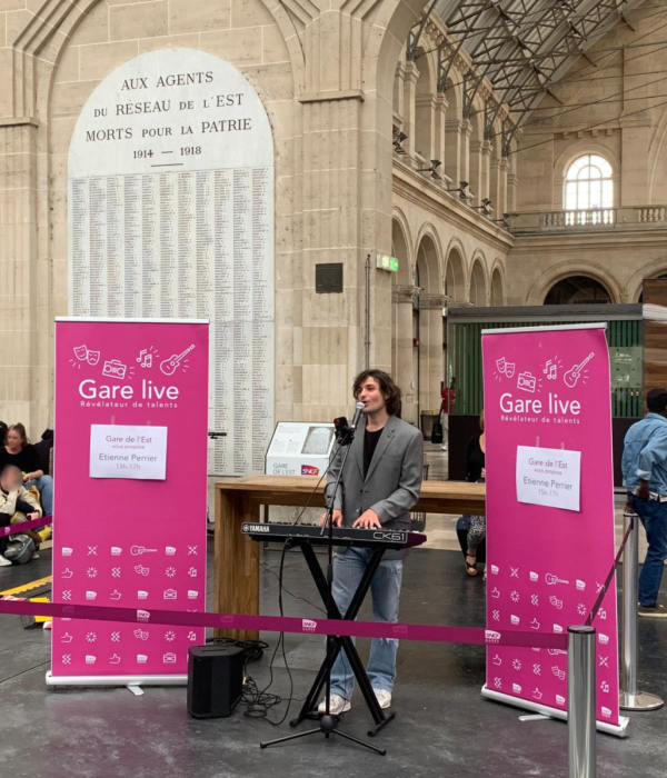 Étienne Perrier s'est produit en direct à la Gare de l'Est lors de l'événement Gare Live, enchantant les voyageurs avec un mélange de ballades pop et de morceaux célèbres.