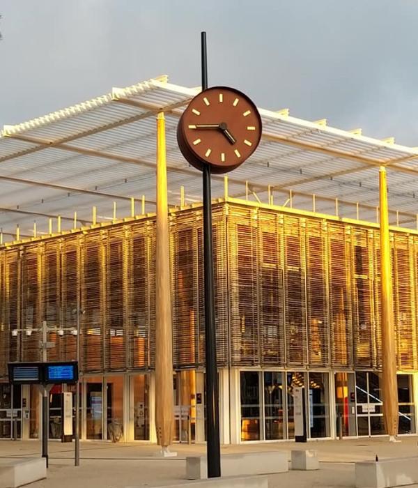 Horloge de gare et cadran solaire