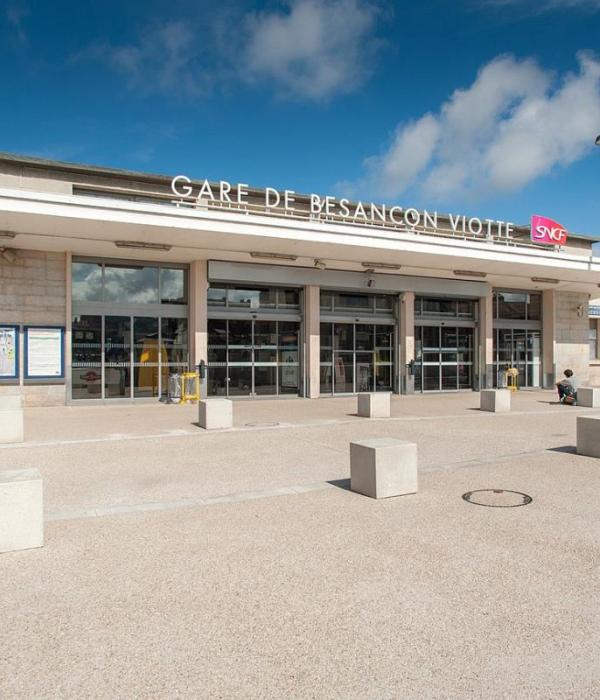 Parvis de la gare de Besançon Viotte