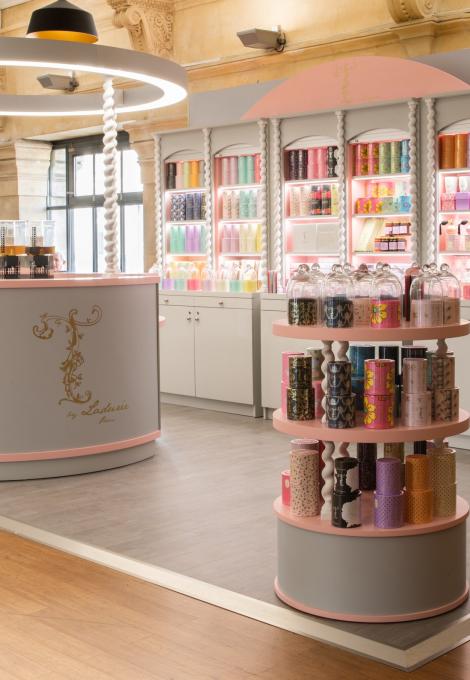 Intérieur d'une boutique Ladurée en gare