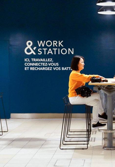 Personne travaillant dans un espace de co-working en gare