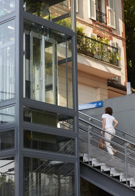 Ascenseur sur le parvis d'une gare