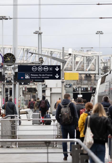 Des voyageurs descendant d'un train sur un quai à Paris Gare du Nord