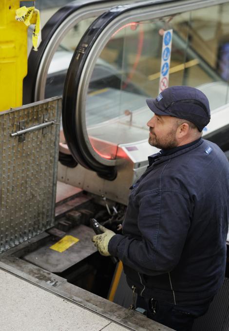 Maintenance d&#039;un escalator en gare