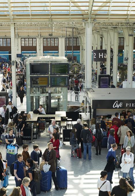 Nombreux voyageurs dans un hall de gare