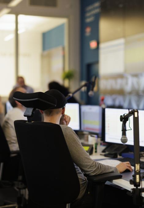 Employé SNCF dans un centre opérationnel d'une gare